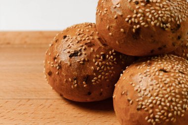 Kesme tahtasında susamlı çörekler