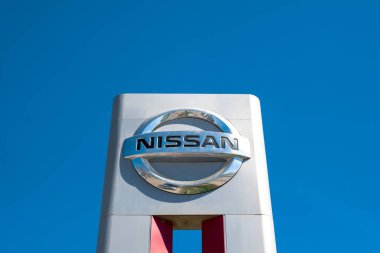 Vologda, Rusya - 29 Mayıs 2018: Nissan Araba ve SUV bayiliğinin logosu ve imzası. Nissan, RenaultNissan İttifakı V 'nin bir parçası.