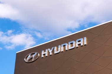 Vologda, Rusya - 3 Mayıs 2020: Hyundai araba satıcısının logosu. Hyundai Motor Şirketi, merkezi Seul 'de bulunan çok uluslu bir Güney Kore otomotiv üreticisi..