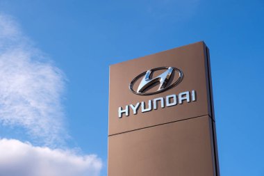 Vologda, Rusya - 3 Mayıs 2020: Hyundai şirketinin logotype 'u Blue Sky' a karşı. Hyundai Güney Kore 'nin otomotiv üreticisi..