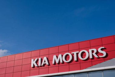 Vologda, Rusya - 3 Mayıs 2020: Kia Motors şirketinin açık mavi gökyüzü arkaplanının logosu.