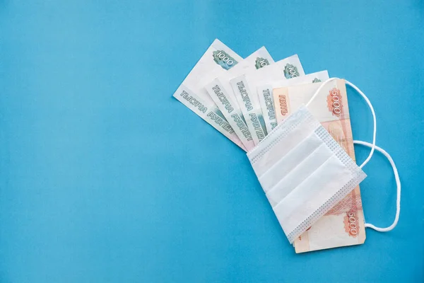 Вид Сверху Синем Фоне Российские Деньги Рубли Вложенные Медицинскую Маску Стоковая Картинка