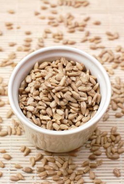 Beyaz arka planda gri ayçiçeği tohumu