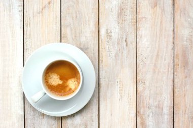 Espresso Kupası ahşap arka plan üzerinde