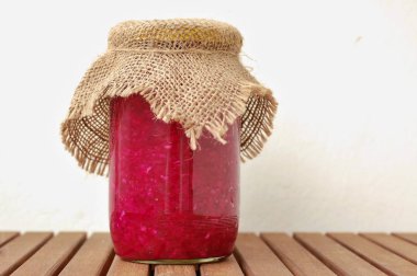 lahana turşusu ve cam ahşap arka plan üzerinde kırmızı pancar