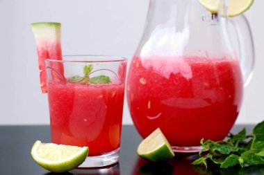 Sağlıklı taze yüzlü içki kırmızı karpuz, limon, nane ve buz drift