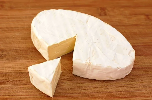 Ost camembert på brunt trä bakgrund — Stockfoto