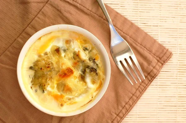 Brócoli asado con huevo y queso en el paño —  Fotos de Stock