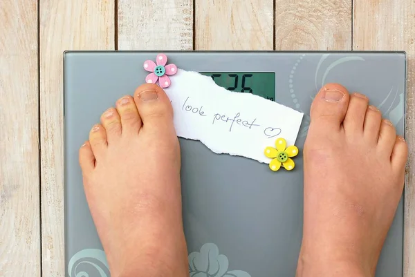Feet on scales with message on the wooden background — Stock Photo, Image
