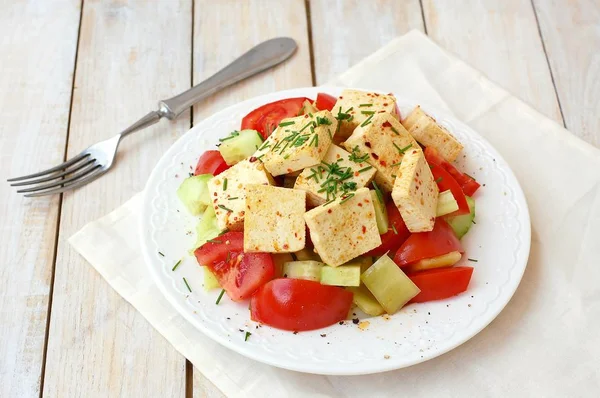 从蔬菜、 西红柿、 黄瓜、 青椒、 豆腐、 韭菜和橄榄油的健康素食沙拉 — 图库照片