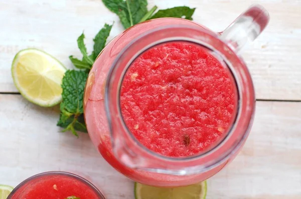 Healthy fresh smoothie drink from red watermelon, lime, mint and ice drift — Stock Photo, Image