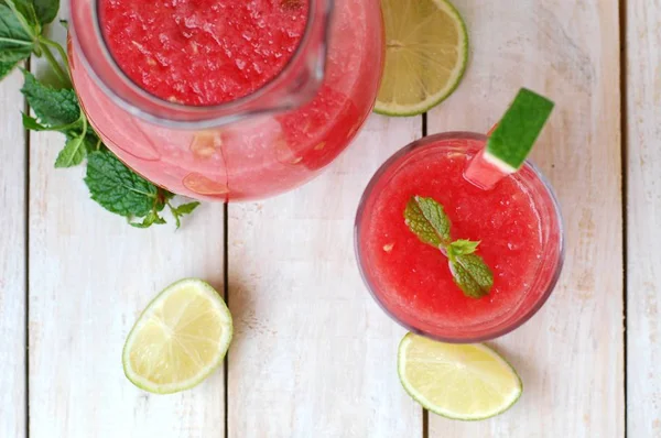 Healthy fresh smoothie drink from red watermelon, lime, mint and ice drift — Stock Photo, Image