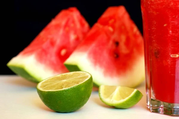 Healthy fresh smoothie drink from red watermelon, lime, mint and ice drift — Stock Photo, Image