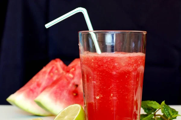 Minuman bersoda segar yang sehat dari semangka merah, kapur, mint dan es — Stok Foto
