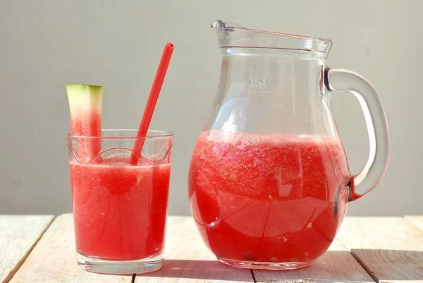 Healthy fresh smoothie drink from red watermelon and ice drift — Stock Photo, Image