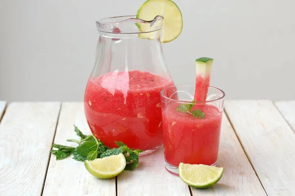 从红色的西瓜、 石灰、 薄荷和冰漂移健康新鲜的果汁饮料 — 图库照片