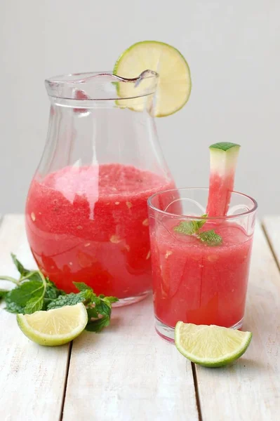 Healthy fresh smoothie drink from red watermelon, lime, mint and ice drift — Stock Photo, Image