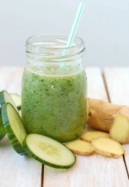 Bebida fresca saudável do smoothie do pepino do gree e do gengibre — Fotografia de Stock