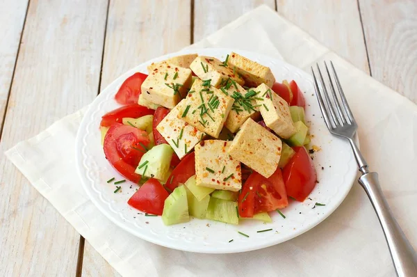 Salada vegan saudável de vegetais, tomates, pepino, pimenta verde, tofu, cebolinha e azeite Imagens Royalty-Free