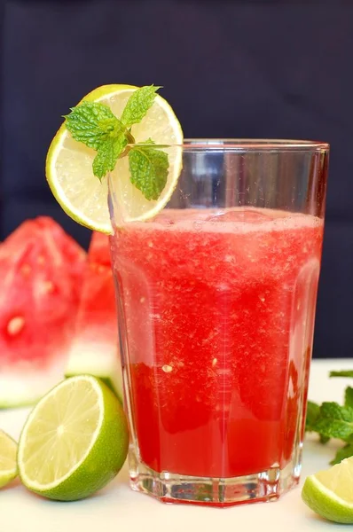 Bebida saudável de smoothie fresco de melancia vermelha, limão, hortelã e deriva de gelo Imagem De Stock