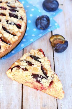 Parça ahşap zemin üzerine mavi kumaş üzerine Erik ile yaz pastası