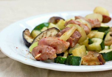 İle kavrulmuş hindi tavuk eti soğan, kabak ve patlıcan beyaz tabakta Eçi