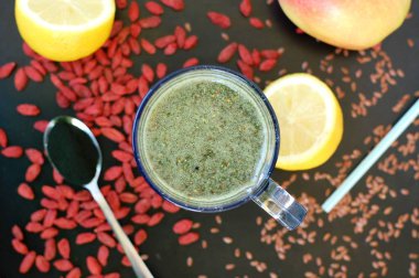Sağlıklı taze yüzlü içki kırmızı Çin berry goji, limon, yeşil spirulina, keten tohumu ve elma