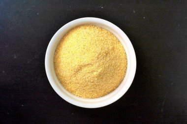 Mısır unu polenta siyah arka plan üzerine beyaz kase