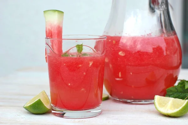 Здоровий свіжий напій з червоного кавуна та льоду — стокове фото