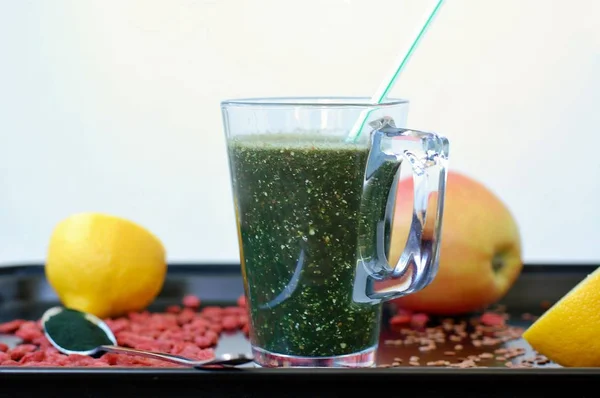 Healthy fresh smoothie drink from red Chinese berry goji, lemon, green spirulina, linseed and apple — Stock Photo, Image