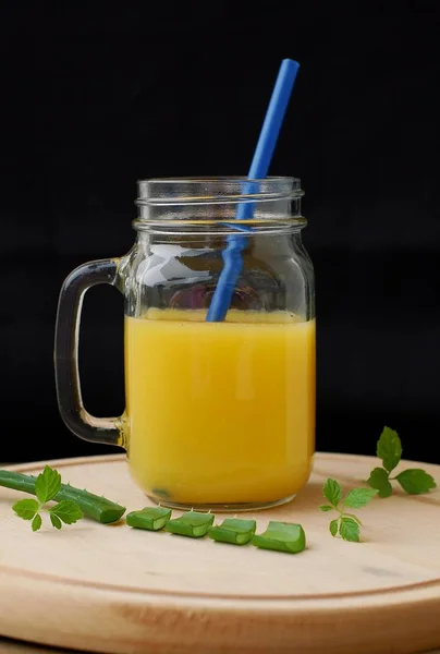 Bebida saudável de smoothie fresco de suco de laranja, aloe vera e jiaogulan Imagem De Stock