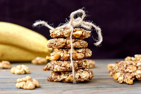 Бананове печиво з волоськими горіхами та вівсом на коричневому дерев'яному фоні — стокове фото
