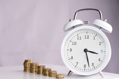 Para tasarrufu zaman alır. Beyaz bir arka plan üzerinde izole kavramı