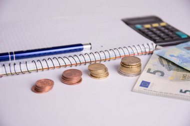 Beyaz bir arka plan üzerinde tasarruf hesaplama kavramı