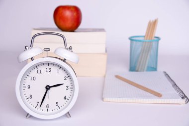 zaman basınç konsepti beyaz arka plan üzerinde öğrenme