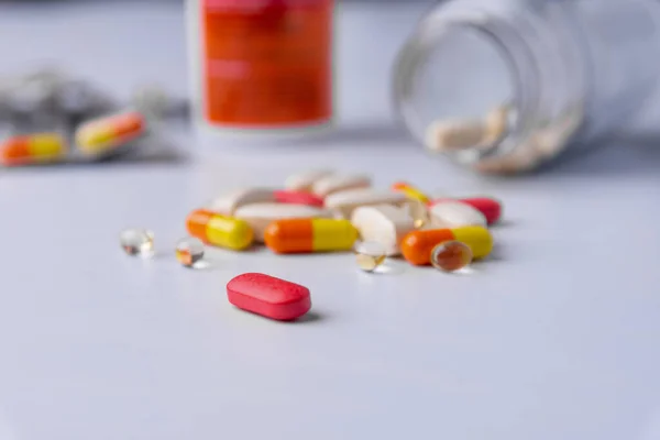 Pílulas coloridas e cápsulas em um fundo branco — Fotografia de Stock