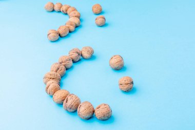 Mavi arka planda cevizler. Gülümse ve üzül.