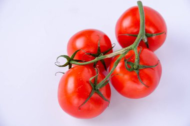 Beyaz arka planda domatesler. Boşluğu kopyala