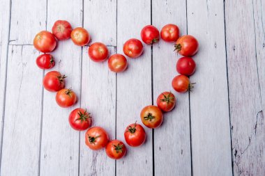 Kalp şeklinde dizilmiş taze domatesler. Taze domatesler.