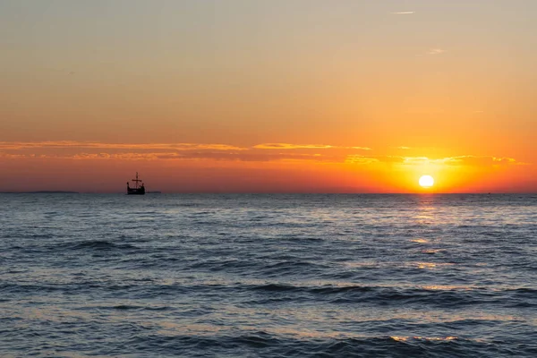 Belo pôr-do-sol sobre o mar báltico. Polónia — Fotografia de Stock