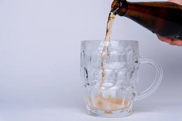 Un vaso de cerveza vacío. Aislado sobre fondo blanco —  Fotos de Stock
