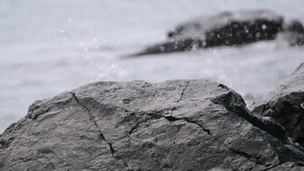 Océano olas rompiendo en piedra costera y crear un chapoteo — Vídeos de Stock