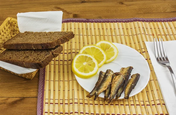 Café da manhã de espadilhas com limão e pão marrom fresco — Fotografia de Stock
