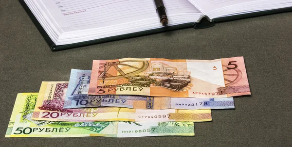 Zahlungsscheine Rubel mit Tagebuch und Füllfederhalter — Stockfoto