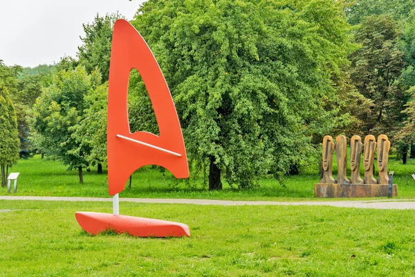 문자 "A" 도시 공원에서의 조각 — 스톡 사진