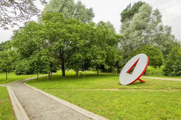 Büyük düğme heykel, Şehir Parkı içinde yüklü — Stok fotoğraf
