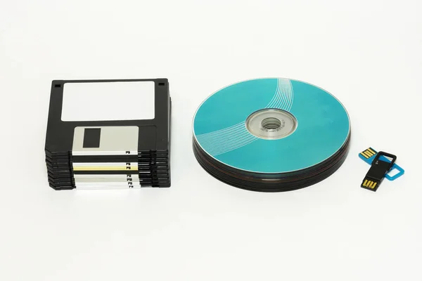 Disketten, CD / DVD-Disk und USB-Flash auf weißem Hintergrund — Stockfoto