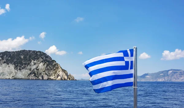 Bandiera della Grecia, che cresce su uno sfondo marino — Foto Stock