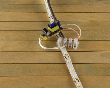 Güç kaynağı ve Led şerit yalan bir ahşap yüzeye