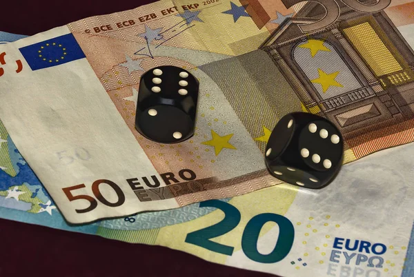 Cubes pour le poker et vingt des factures et cinquante euros — Photo